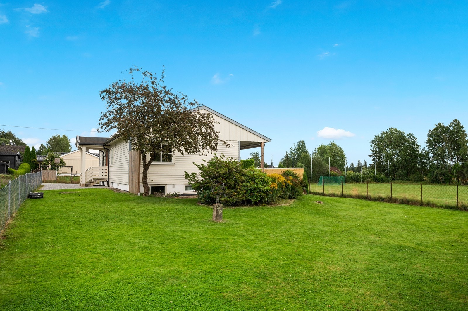 Stor, flat gressplen som gir rikelig med plass for lek og utendørsaktiviteter. Galleribilde