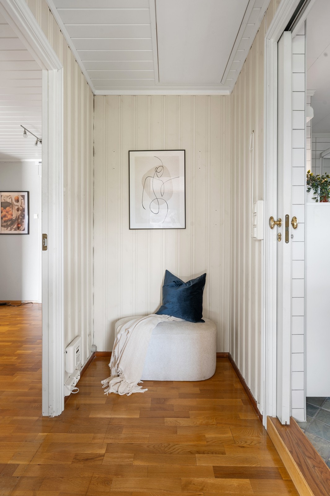 Koselig avlukket mellomgang mellom hovedsoverom og bad. Galleribilde