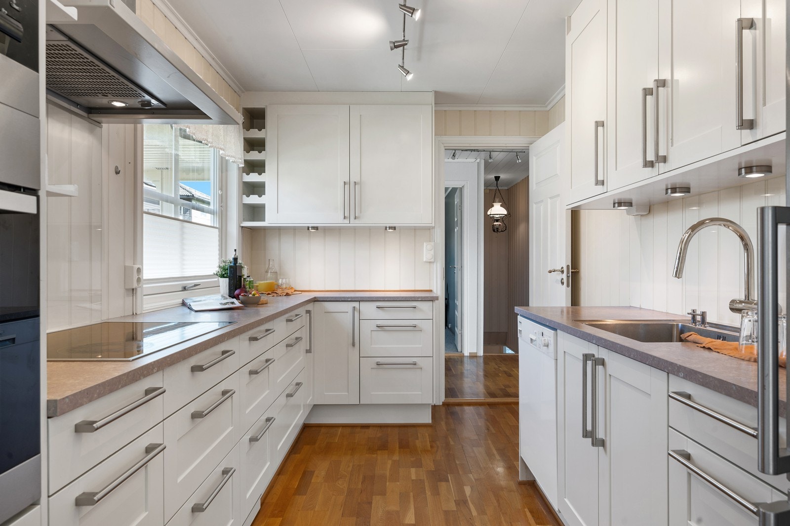 Kjøkkenet er praktisk utformet med rikelig skap- og benkeplass. Galleribilde