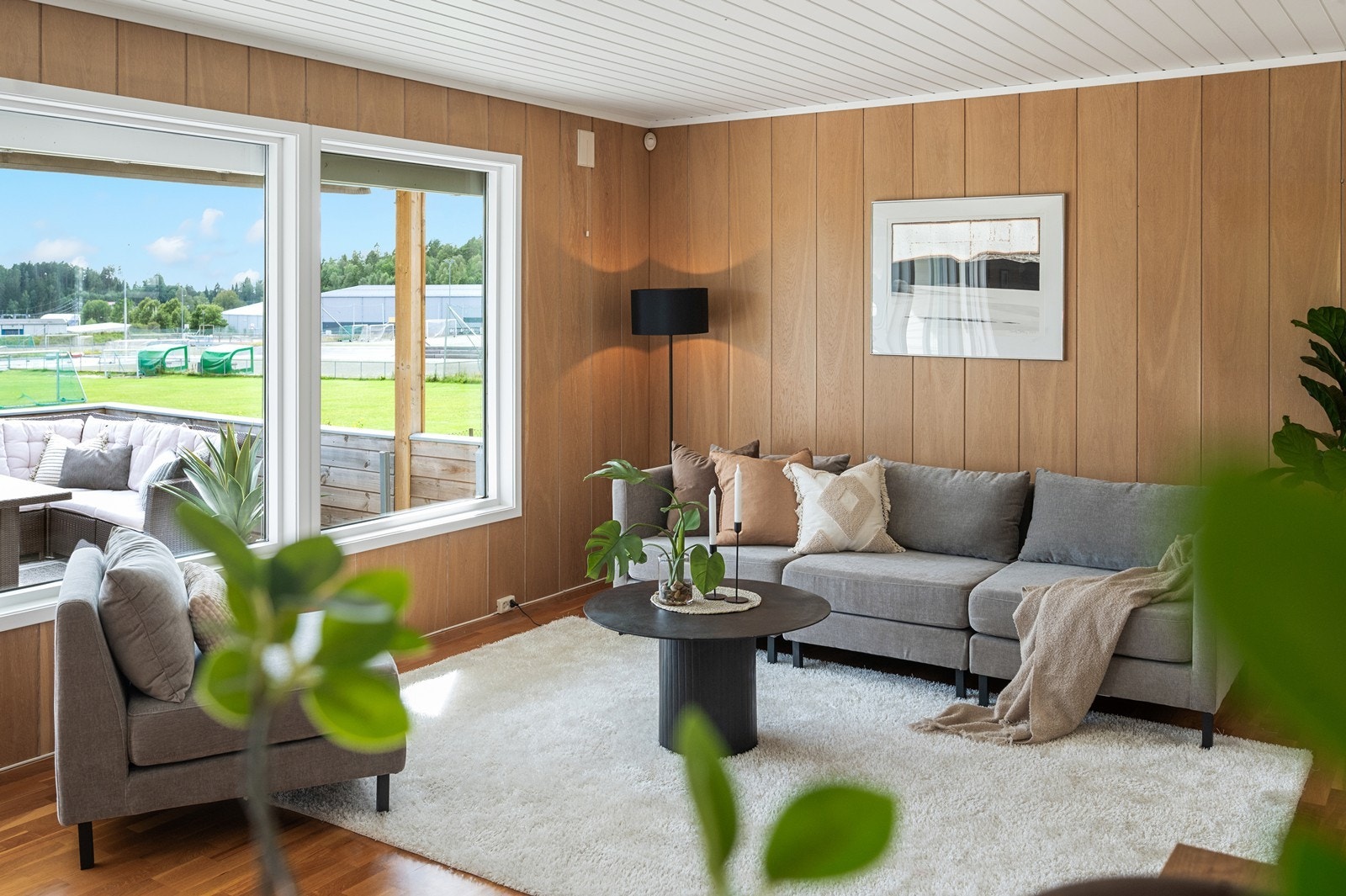 Veggene er kledd med trepanel, som gir en varm og klassisk karakter. Galleribilde