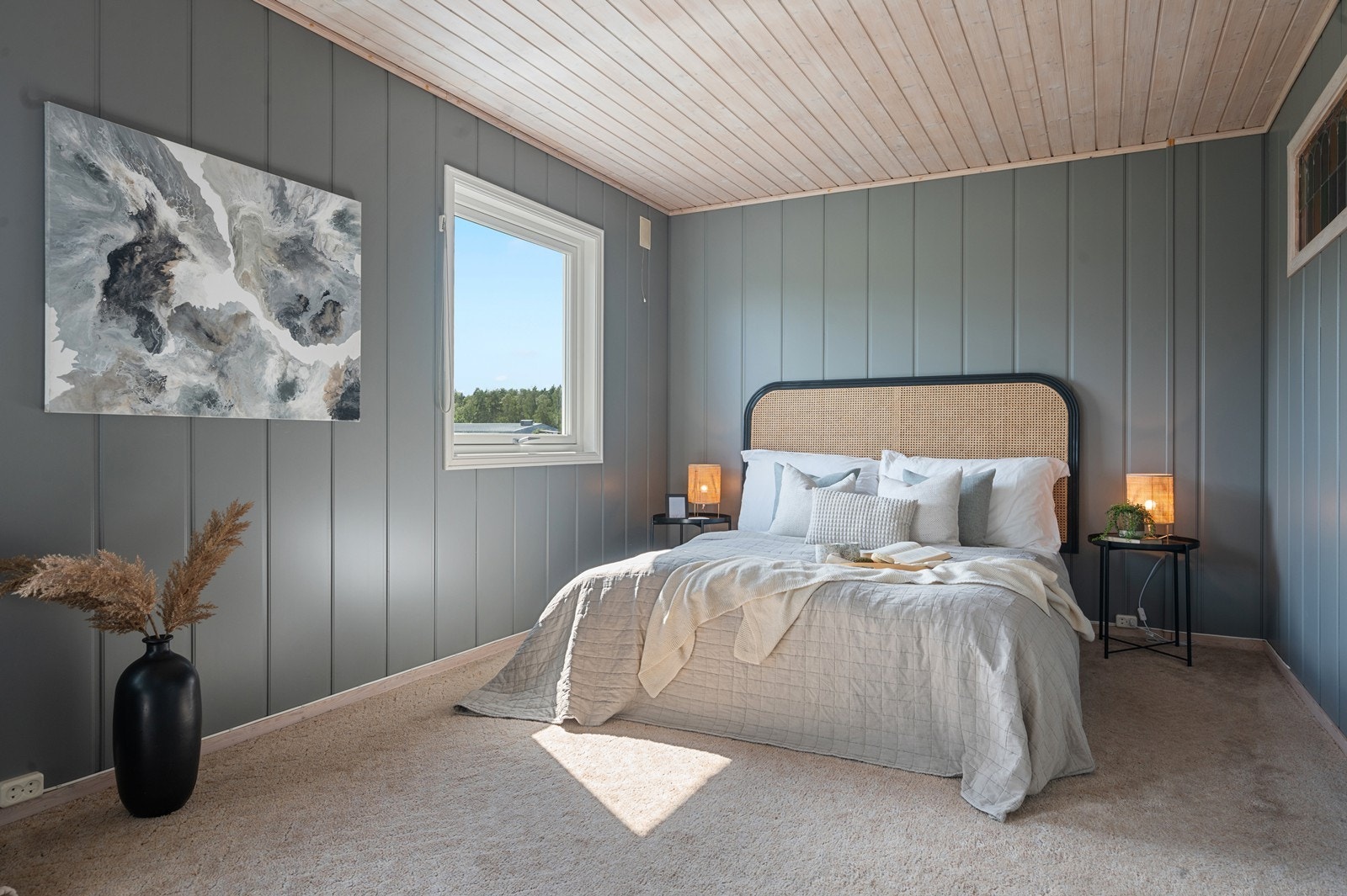 Romslig hovedsoverom med lun atmosfære og plass til dobbeltseng. Galleribilde