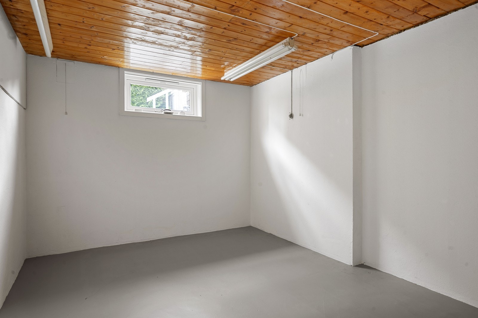 Boligen har rikelig med lagringsplass, inkludert en praktisk bod i kjelleren. Galleribilde