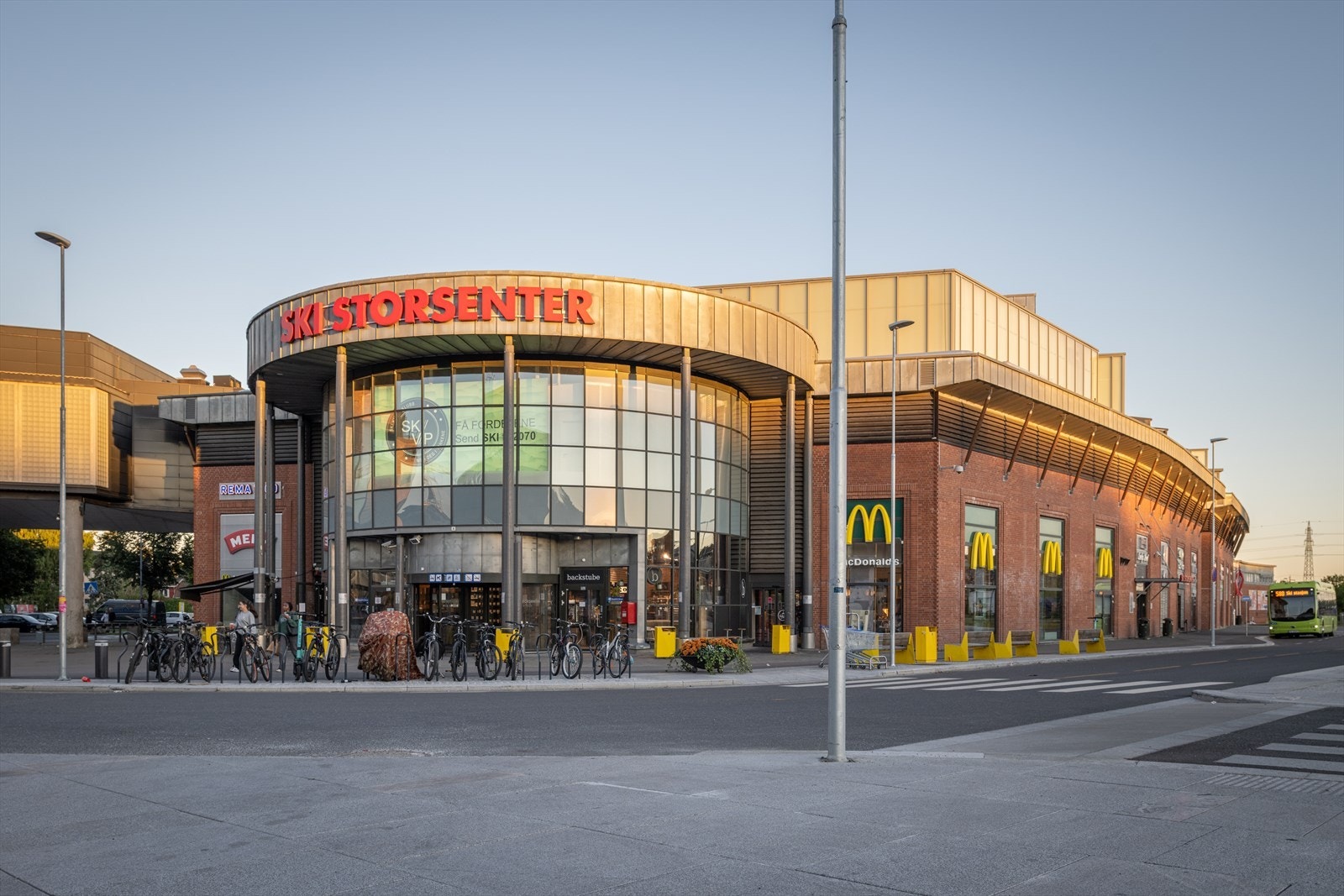 Velbesøkte Ski storsenter har en rekke butikker, servicetilbud, bibliotek og kino. Alt du trenger i hverdagen. Galleribilde