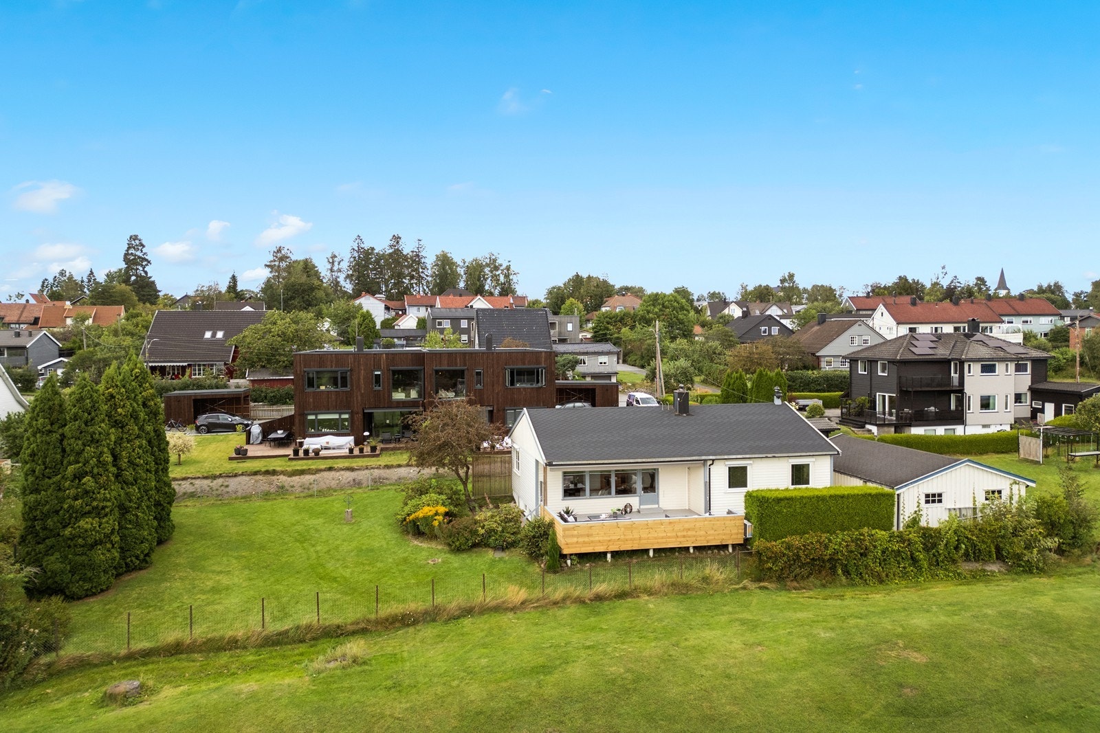 En velstelt og opparbeidet hage omkranser denne sjarmerende eneboligen som ligger innerst i blindvei. Galleribilde