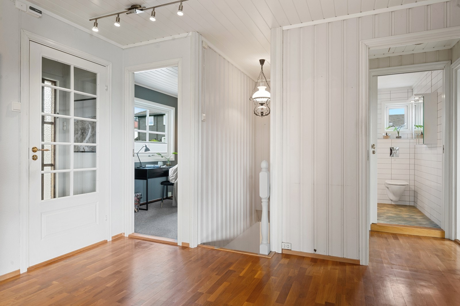 Lys og pen gang som forbinder soverommene, badet og trappen ned til kjelleren. Galleribilde