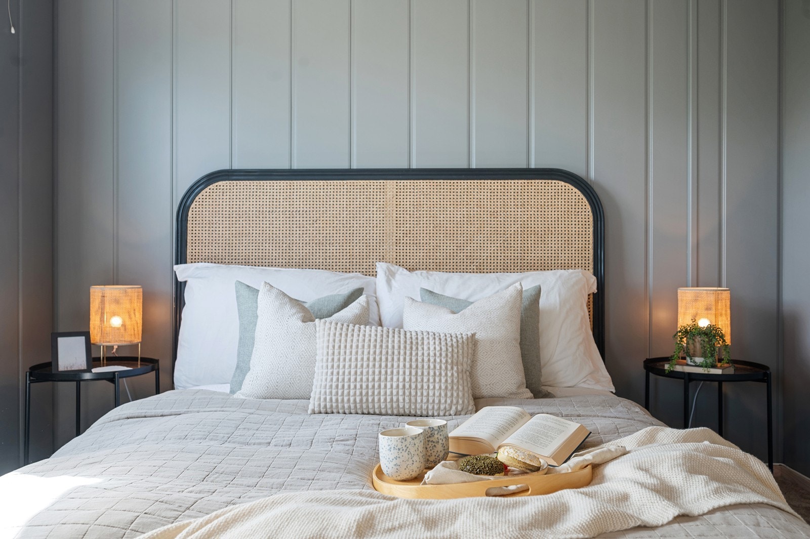 Et behagelig soverom som inviterer til ro og en god natts søvn. Galleribilde