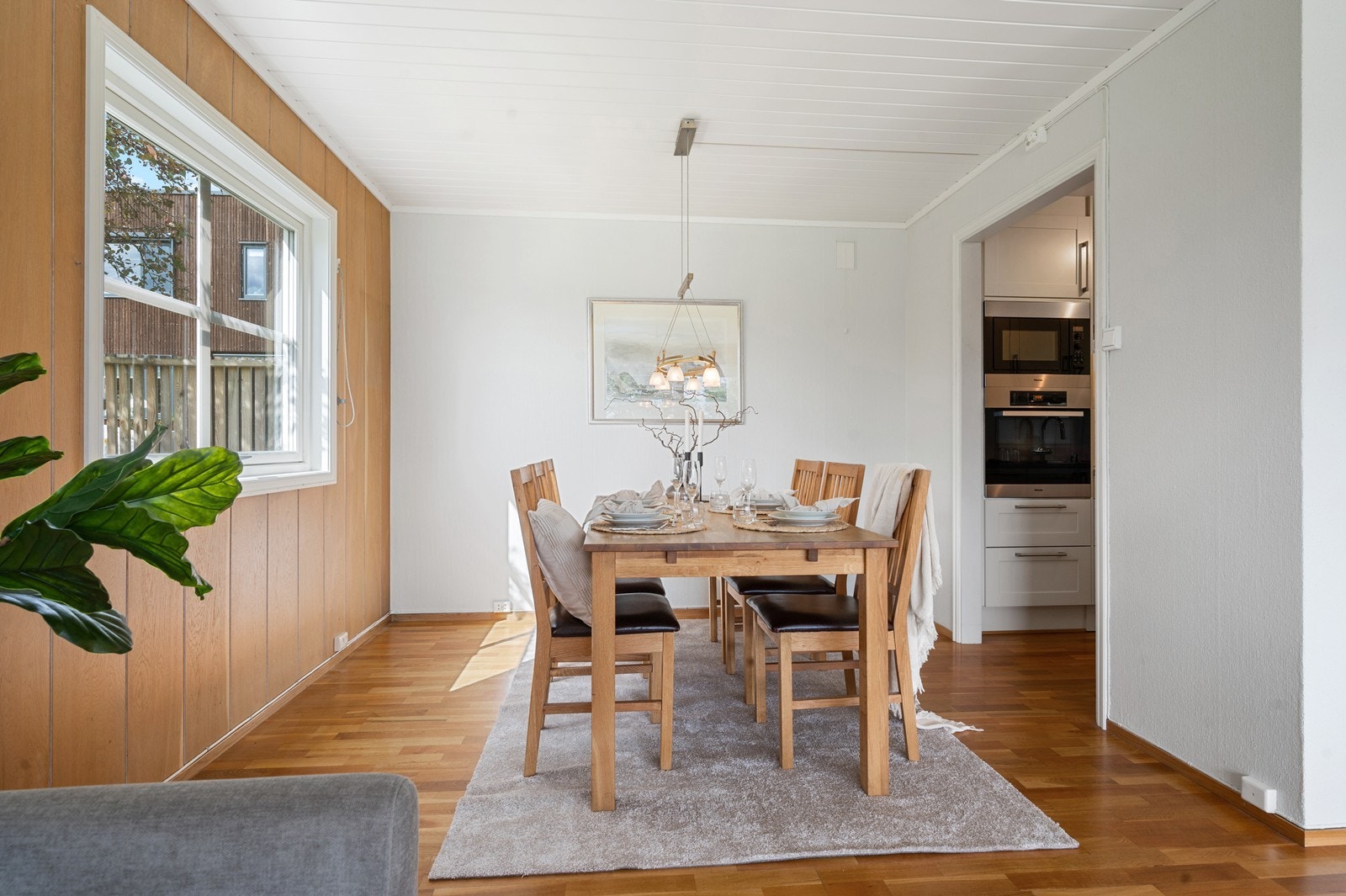 Spisestuen har en fin plassering med nærhet til kjøkkenet. Galleribilde