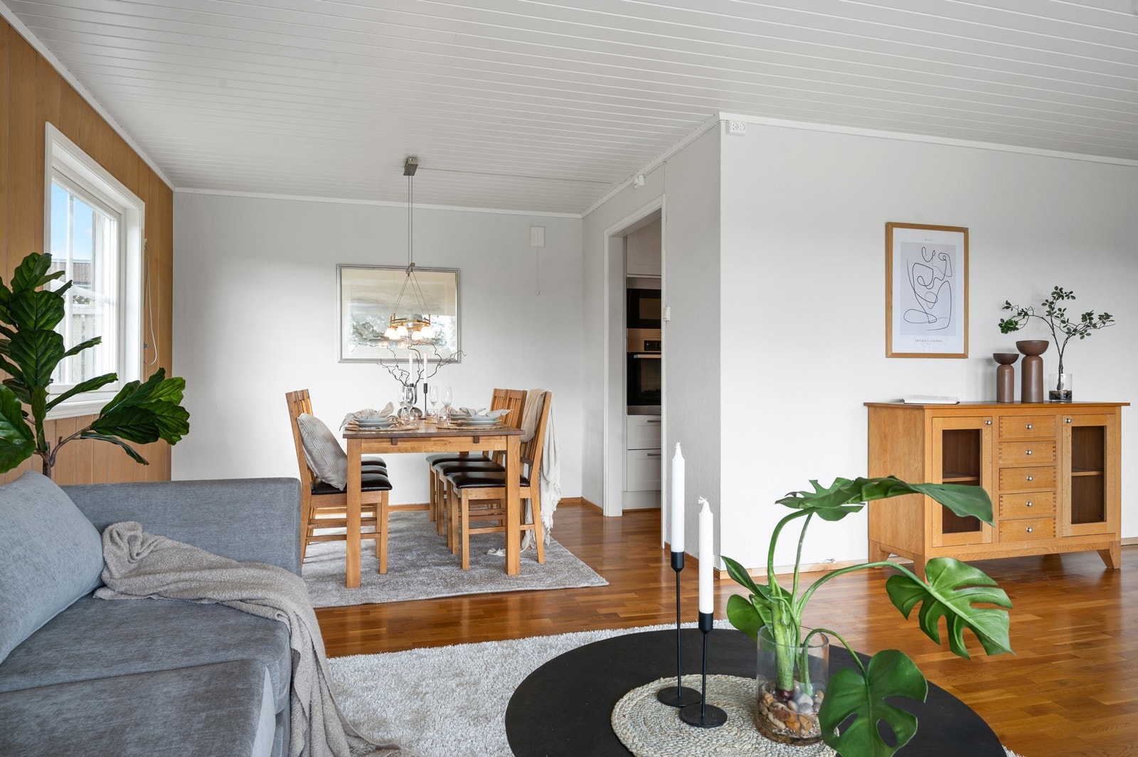 God plass til en sosial spisesone i tilknytning til kjøkkenet. Galleribilde