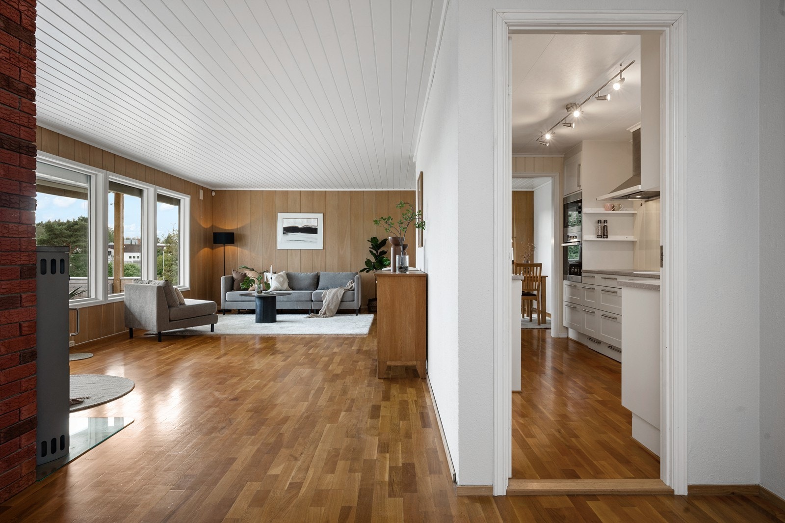 En god planløsning med en naturlig flyt mellom kjøkken og stue. Galleribilde