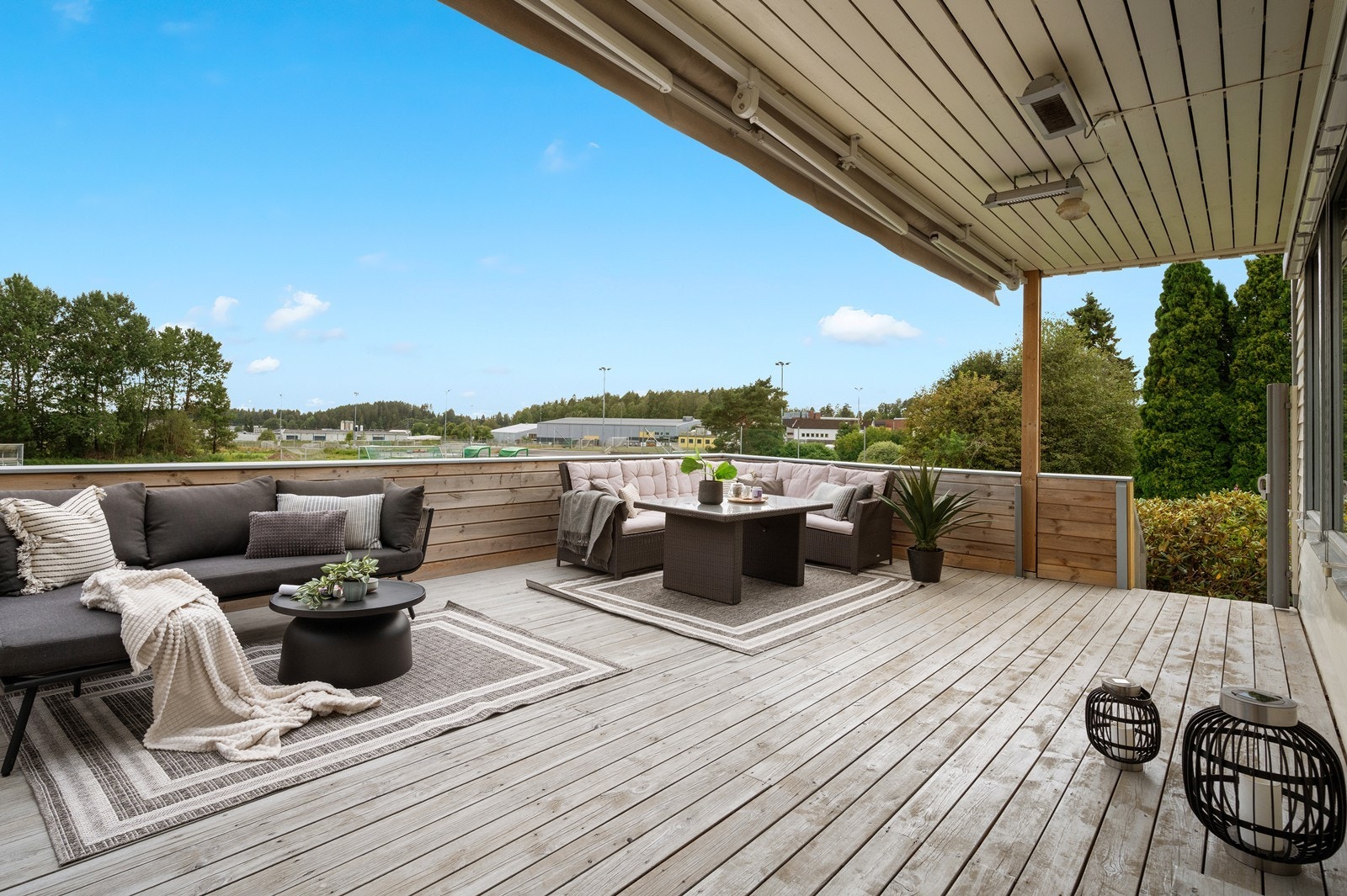 Den sjenerøse verandaen på 52m² har god plass til flere sittegrupper, solsenger og grill. Galleribilde