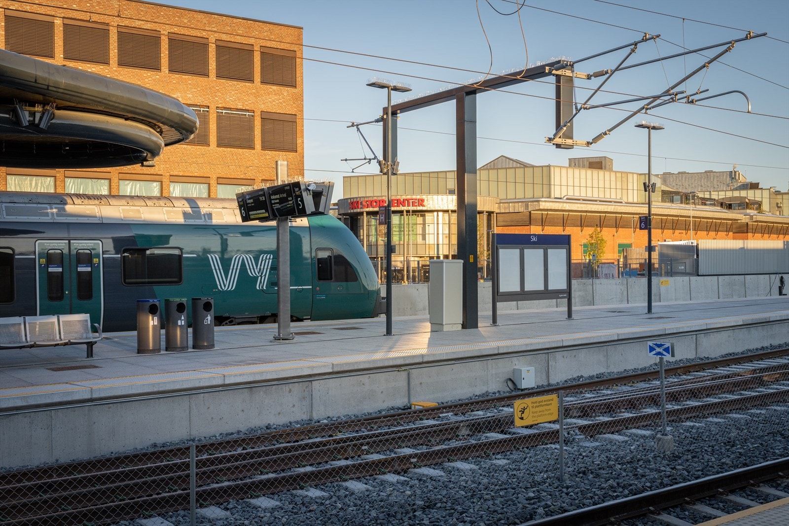 Follobanen gir en reisetid mellom Ski - Oslo på ca. 12 minutter med tog. Ski stasjon har også god kommunikasjon til byene i Østfold. Galleribilde