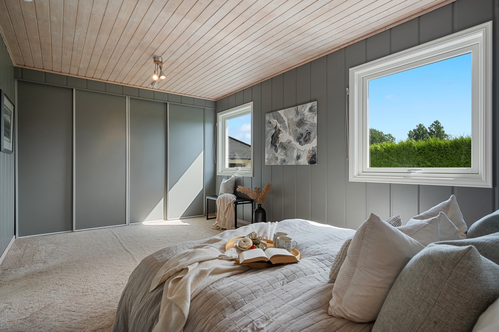 Soverommet er utstyrt med en stor skyvedørsgarderobe for god oppbevaring. Galleribilde