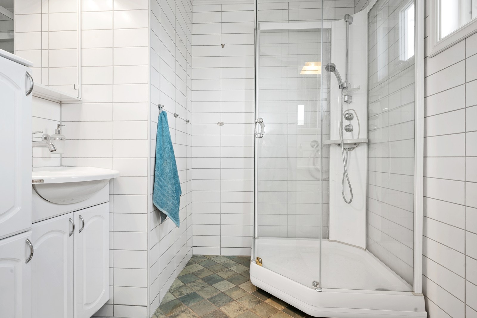 Badet har behagelige varmekabler i gulv og har nøytrale fargevalg. Galleribilde