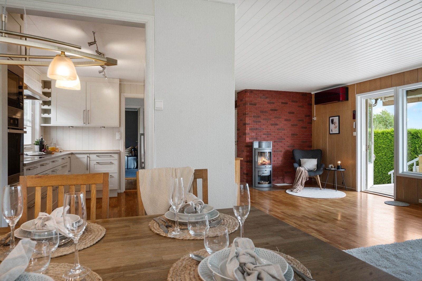 Fra spisestuen ser man peisovnen og utgangen til den herlige verandaen. Galleribilde