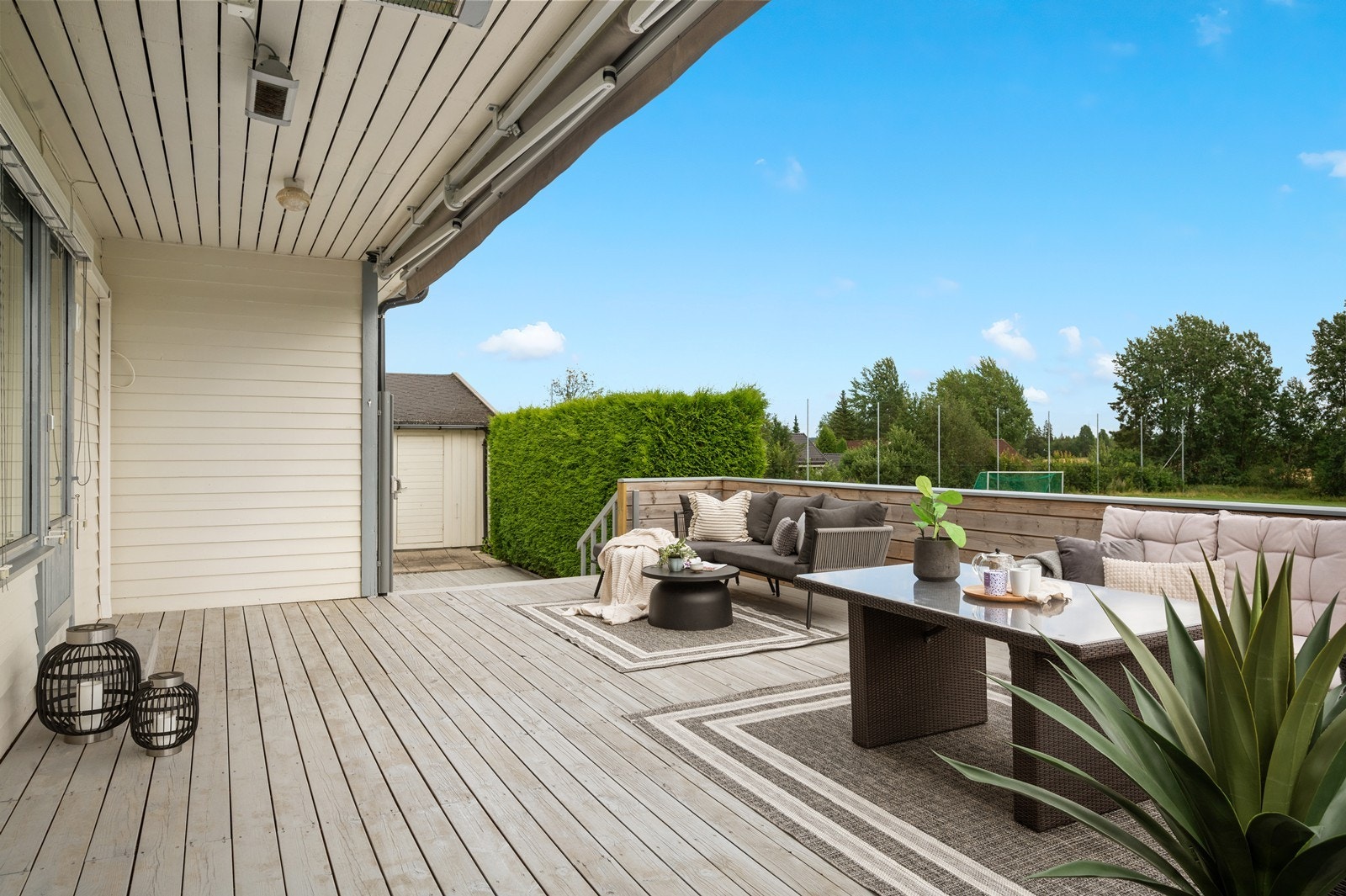 Verandaen har en overbygget del som gir ly for regn. Galleribilde