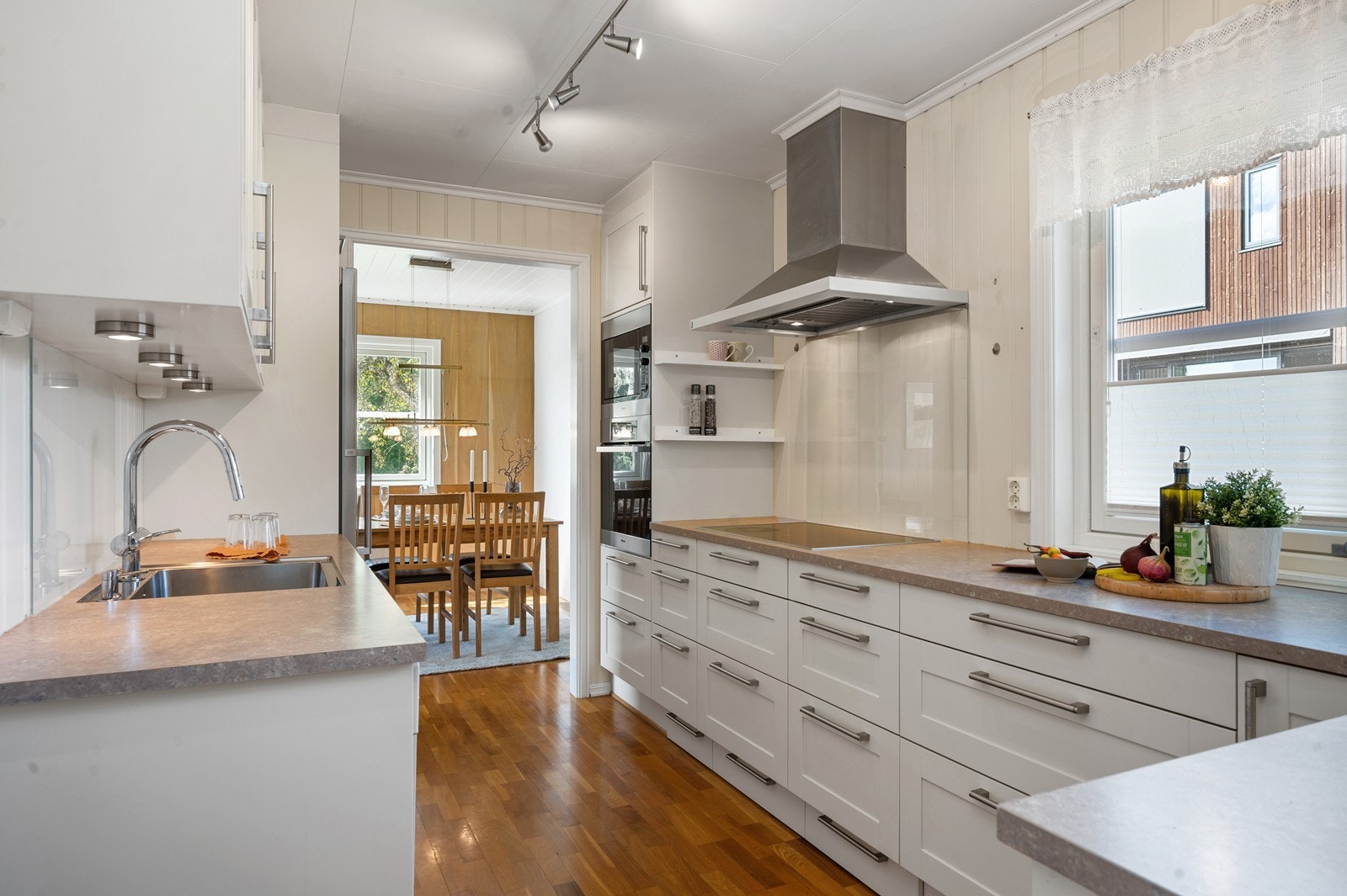 Kjøkkeninnredningen er fra 2008 med integrert komfyr, platetopp og mikrobølgeovn. Galleribilde