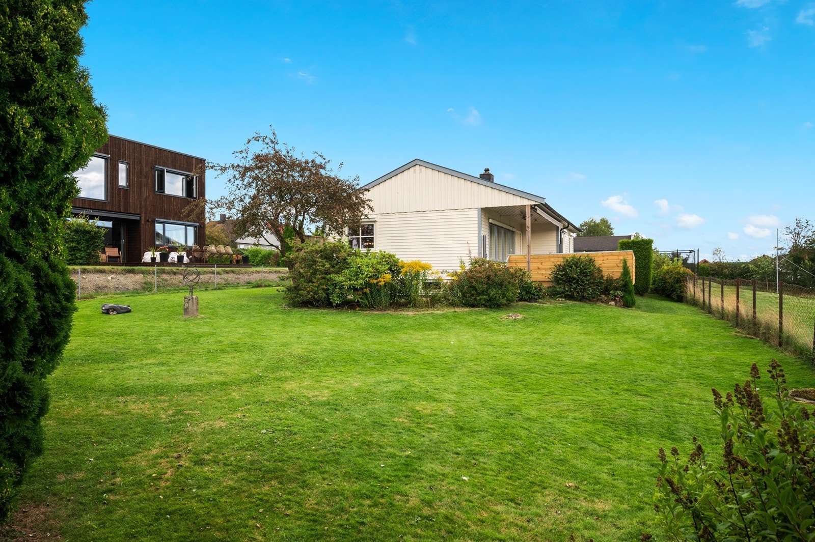 Eiendommen grenser til et stort idrettsanlegg, perfekt for familieaktiviteter. Galleribilde