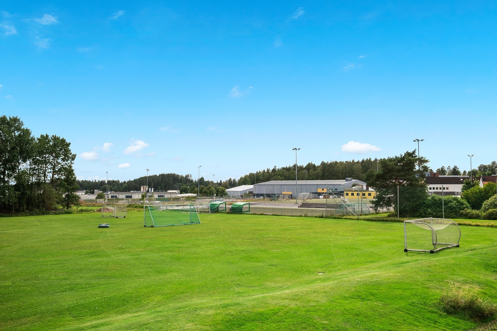 Ski Idrettspark har fotballbaner, ishall, turnhall, friidrettsanlegg m.m. Galleribilde