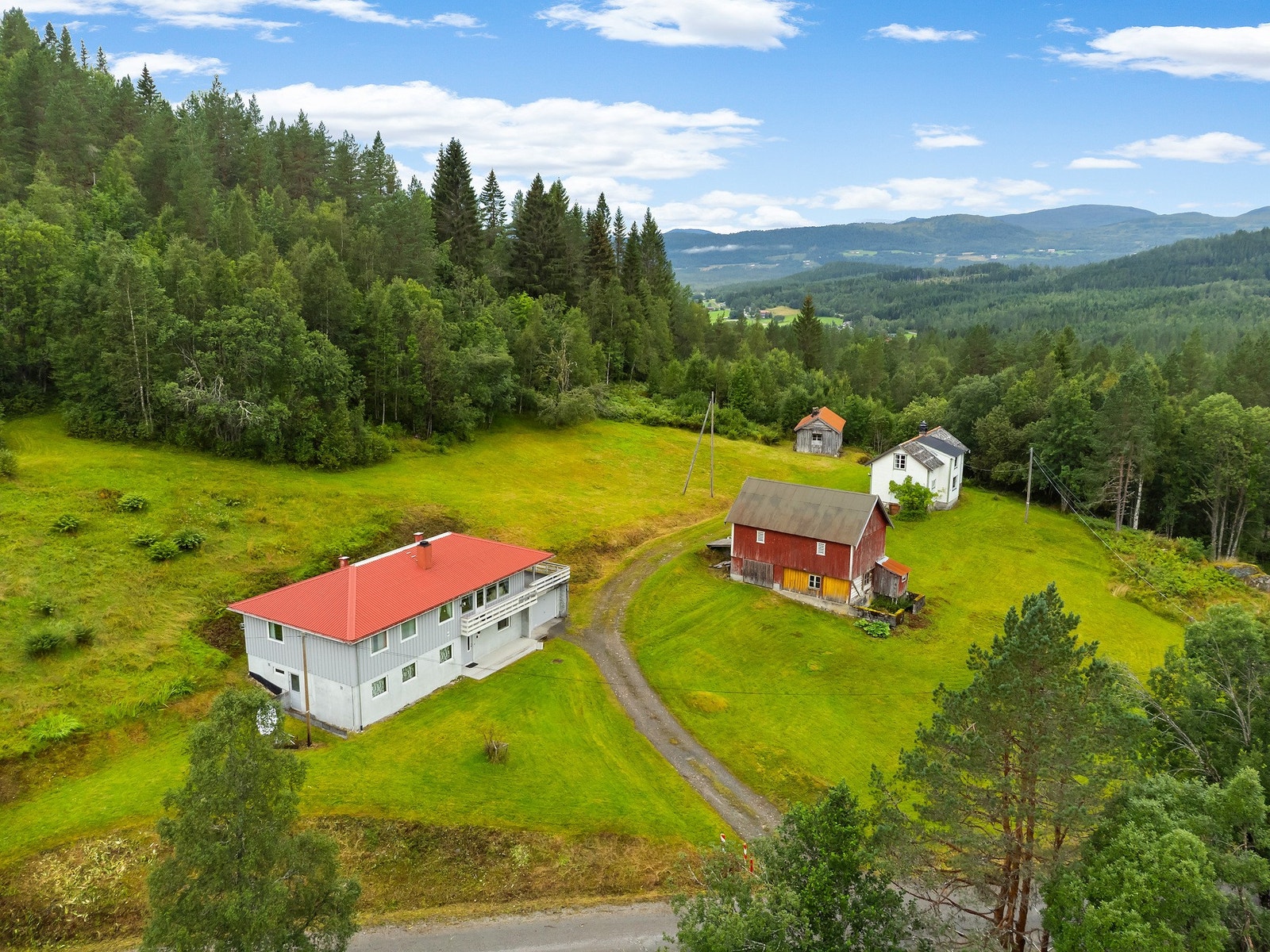 Eiendommen har et hyggelig boligtun. Galleribilde