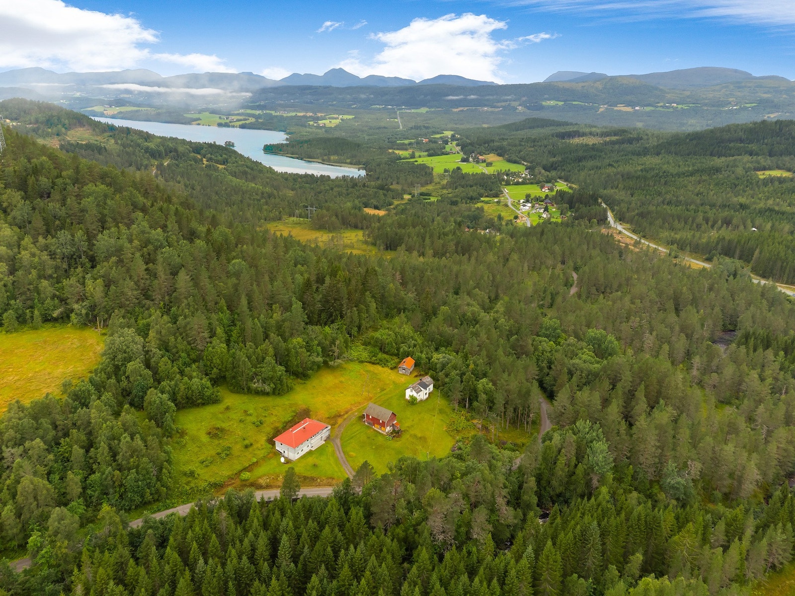 Eiendommen ligger på Gussiåsen ca. 39 km øst for Molde. Galleribilde