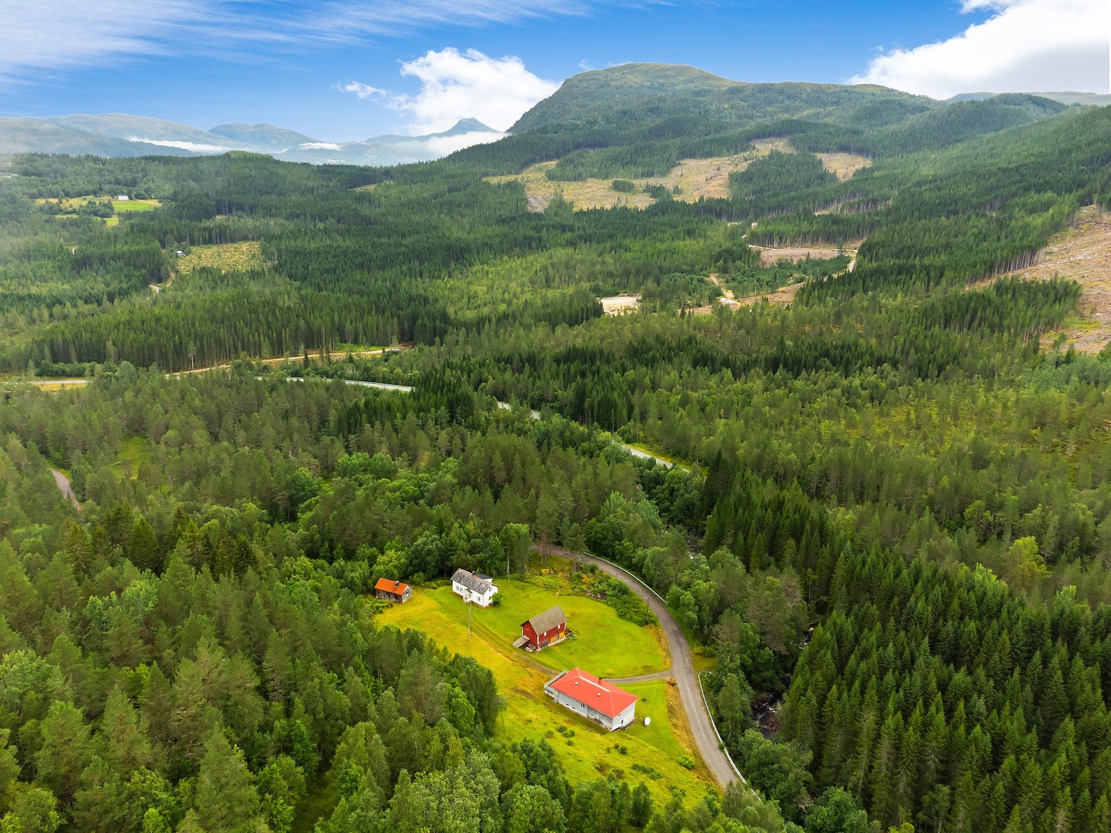 Eiendommen i landlige, vakre omgivelser. Galleribilde