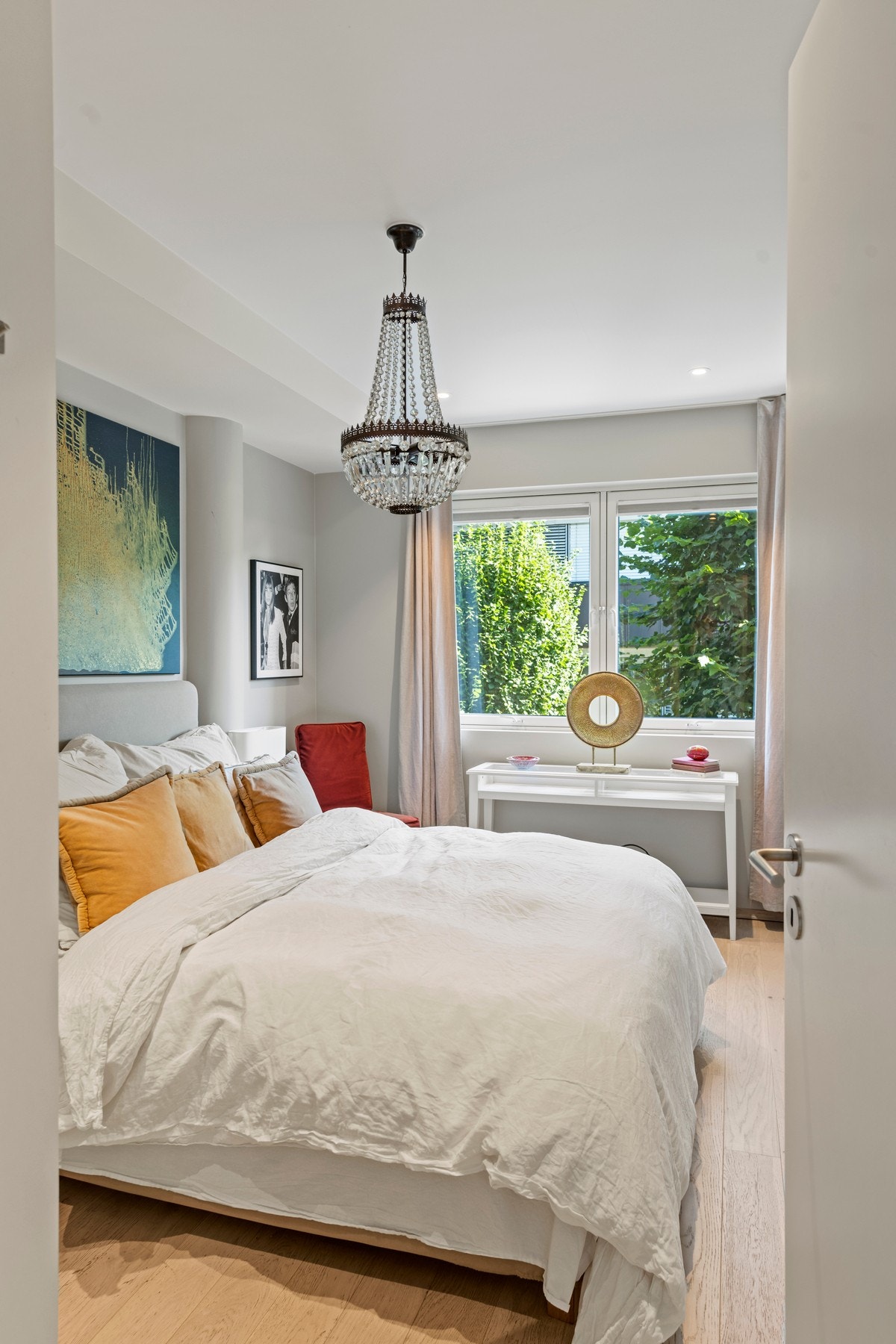 Her har du et stort hovedsoverom med god plass til seng og tilhørende møblement. Galleribilde