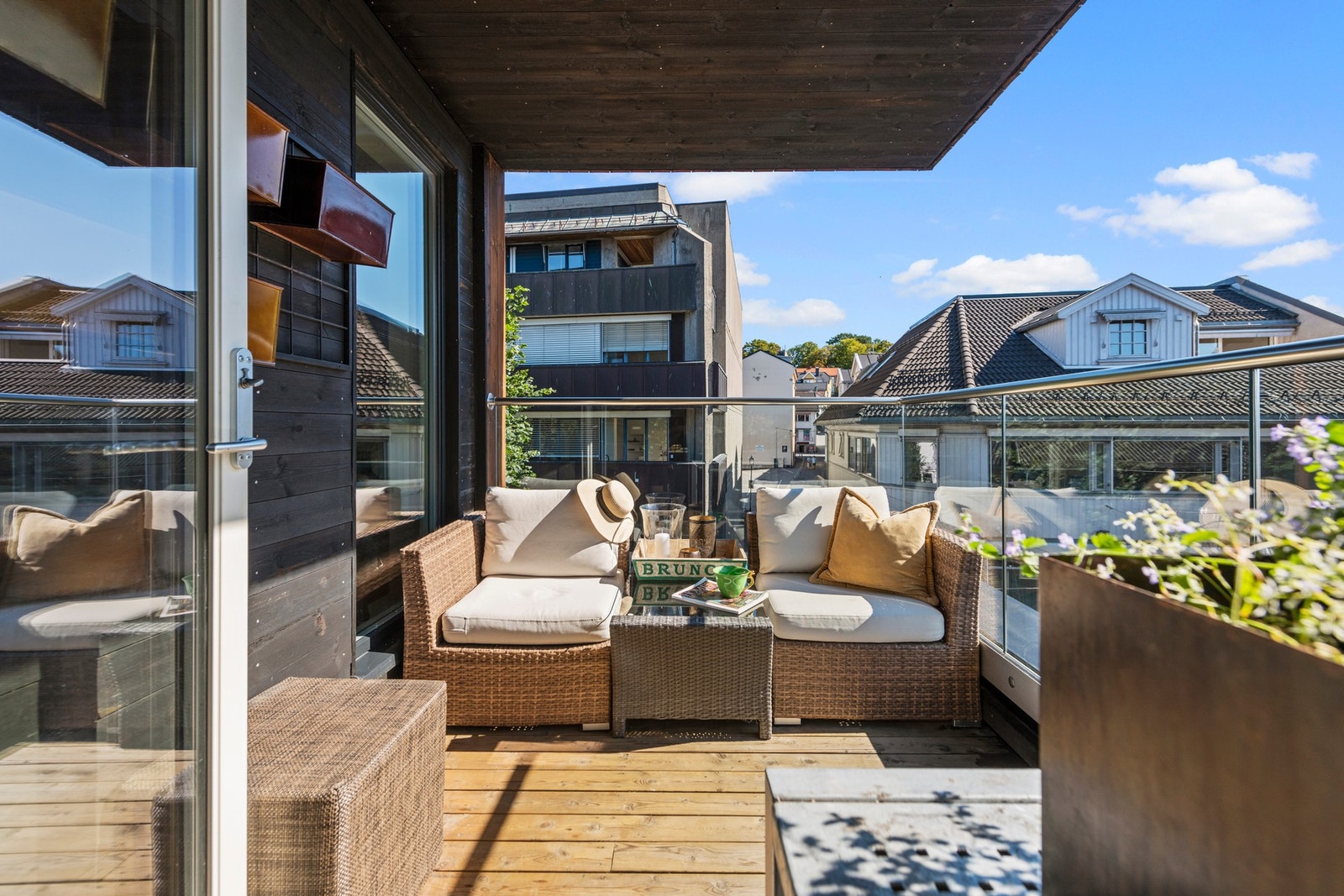 Fra stuen har du utgang til flott hjørnebalkong med morgen/formiddagssol og utsikt over Sørbyen/Kaldnes. Galleribilde