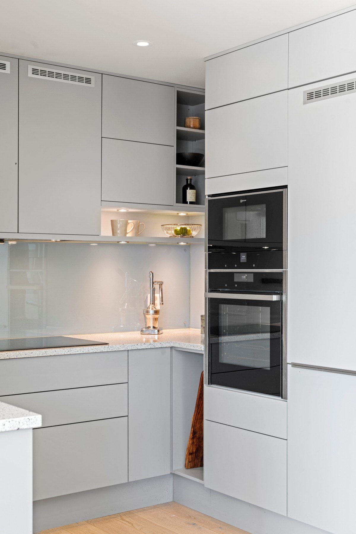 Primegrep i stål på oppvaskmaskin, kildesorteringsskuff og kombiskap. Alle skap er med push ut. Det er integrert koketopp, stekeovn, mikro, oppvaskmaskin og kjøleskap. Galleribilde