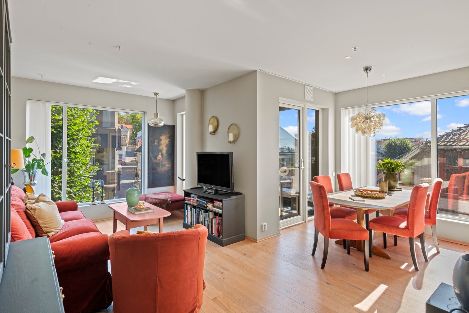 Storgaten 32 er en delikat, stilren og romslig 3-roms selveierleilighet fra 2018 med påkostet tillvalg. Her bor man svært sentralt til midt i byen, med gangavstand til alt man måtte trenge. Det er umiddelbar nærhet til brygga. Leiligheten ligger fint til Galleribilde