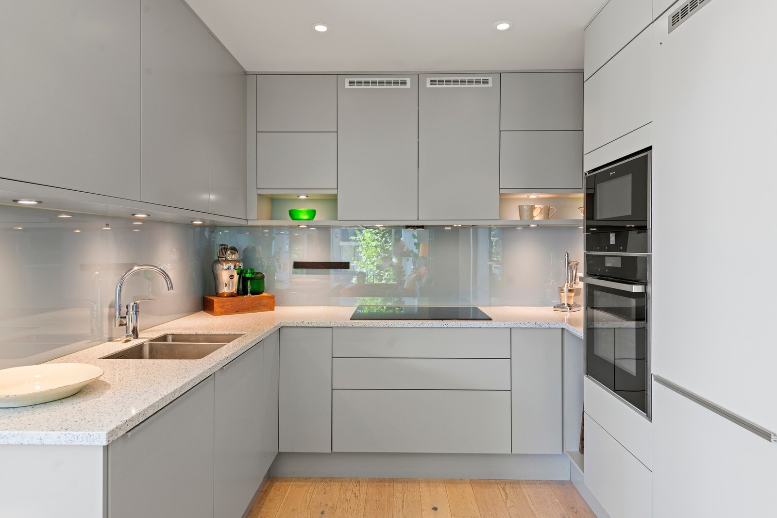 Svane kjøkken i åpen løsning mot stuen og er påkostet og kundetilpasset. Innredning med blant annet front glatt grå med push ut legrabox stål skuffer. Galleribilde