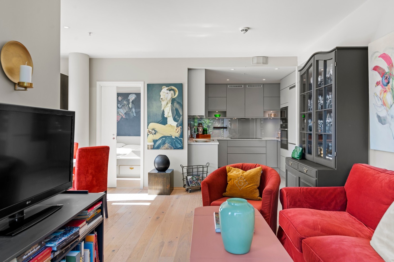 Boligen har en god planløsning og inneholder en romslig stue. Stuen er stor og fin med en sosial dynamikk med god plass til spisestue og sofaløsning med tilhørende møblement. Galleribilde