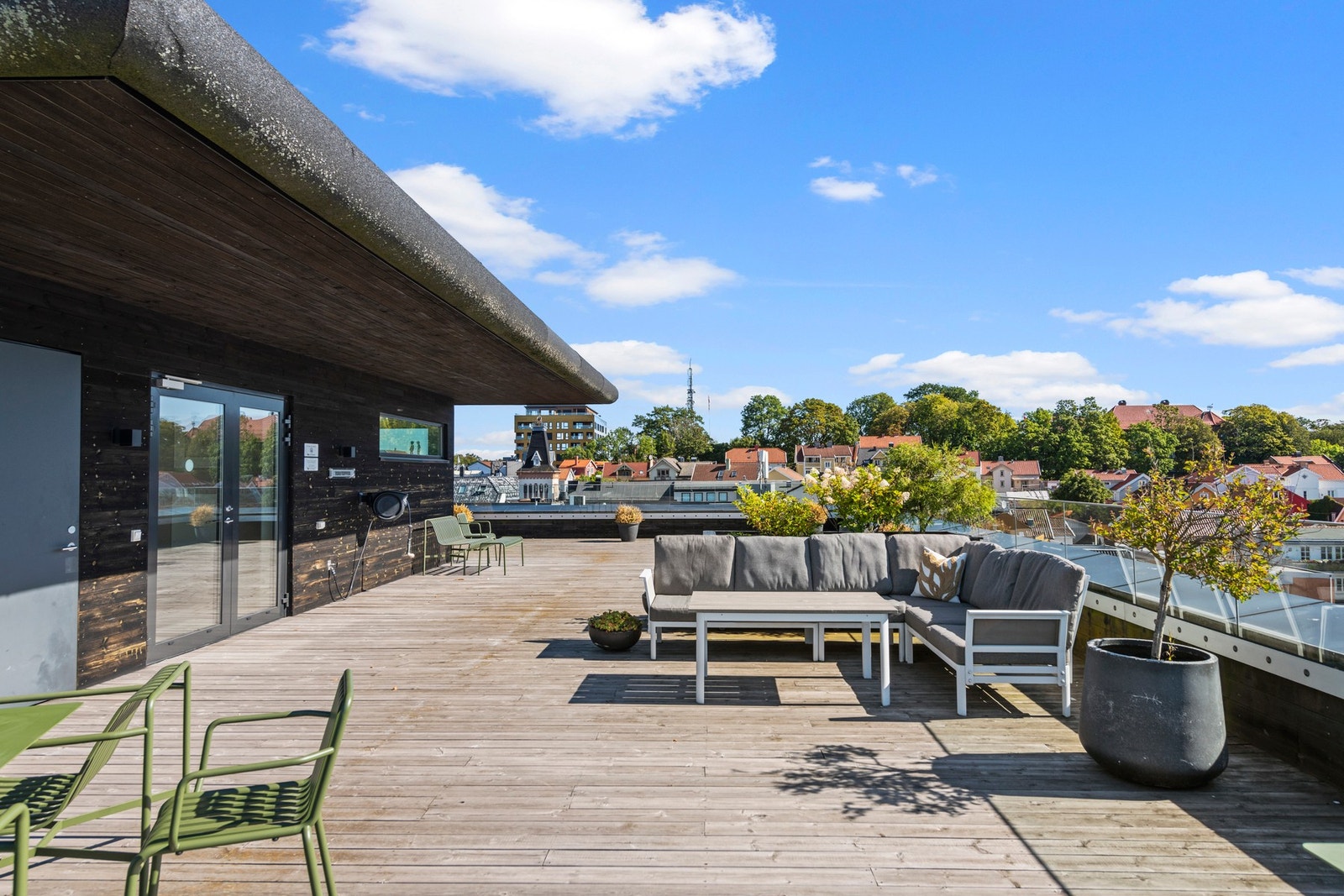 Det er i tillegg en stor takterrasse over "D1 bygget". På uteområdene kan man nyte flott utsikt og utmerkede solforhold hele dagen. Galleribilde