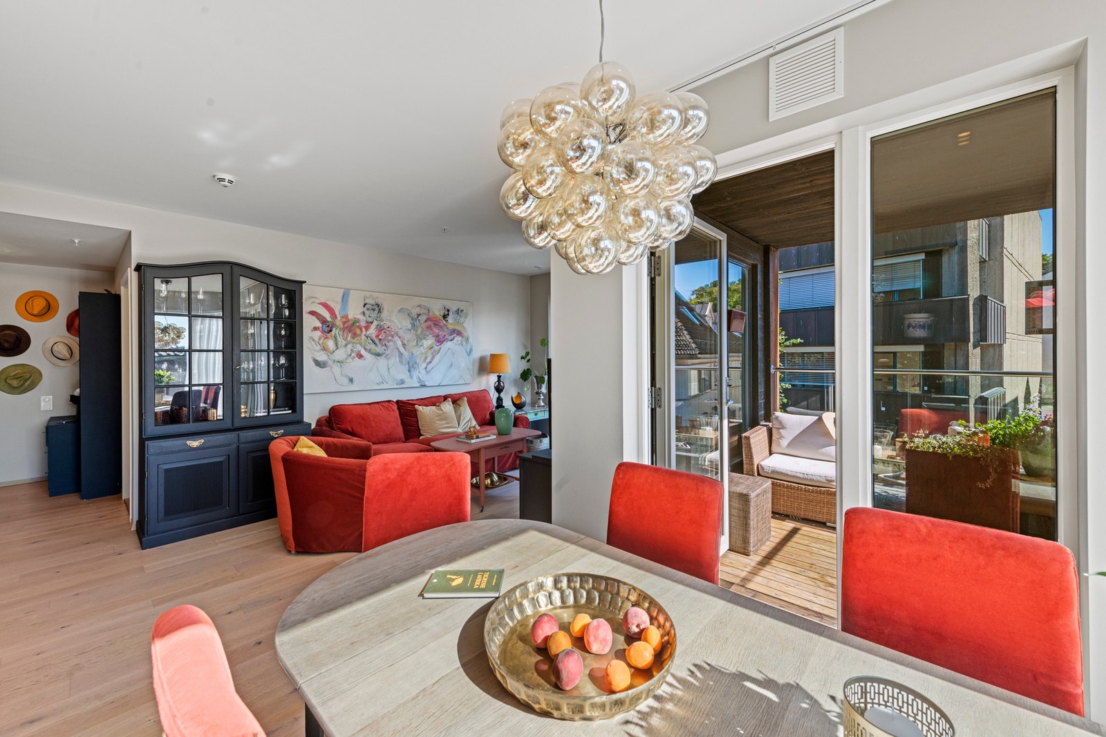 Fra stuen har du utgang til flott hjørnebalkong med morgen/formiddagssol og utsikt over Sørbyen/Kaldnes. Galleribilde