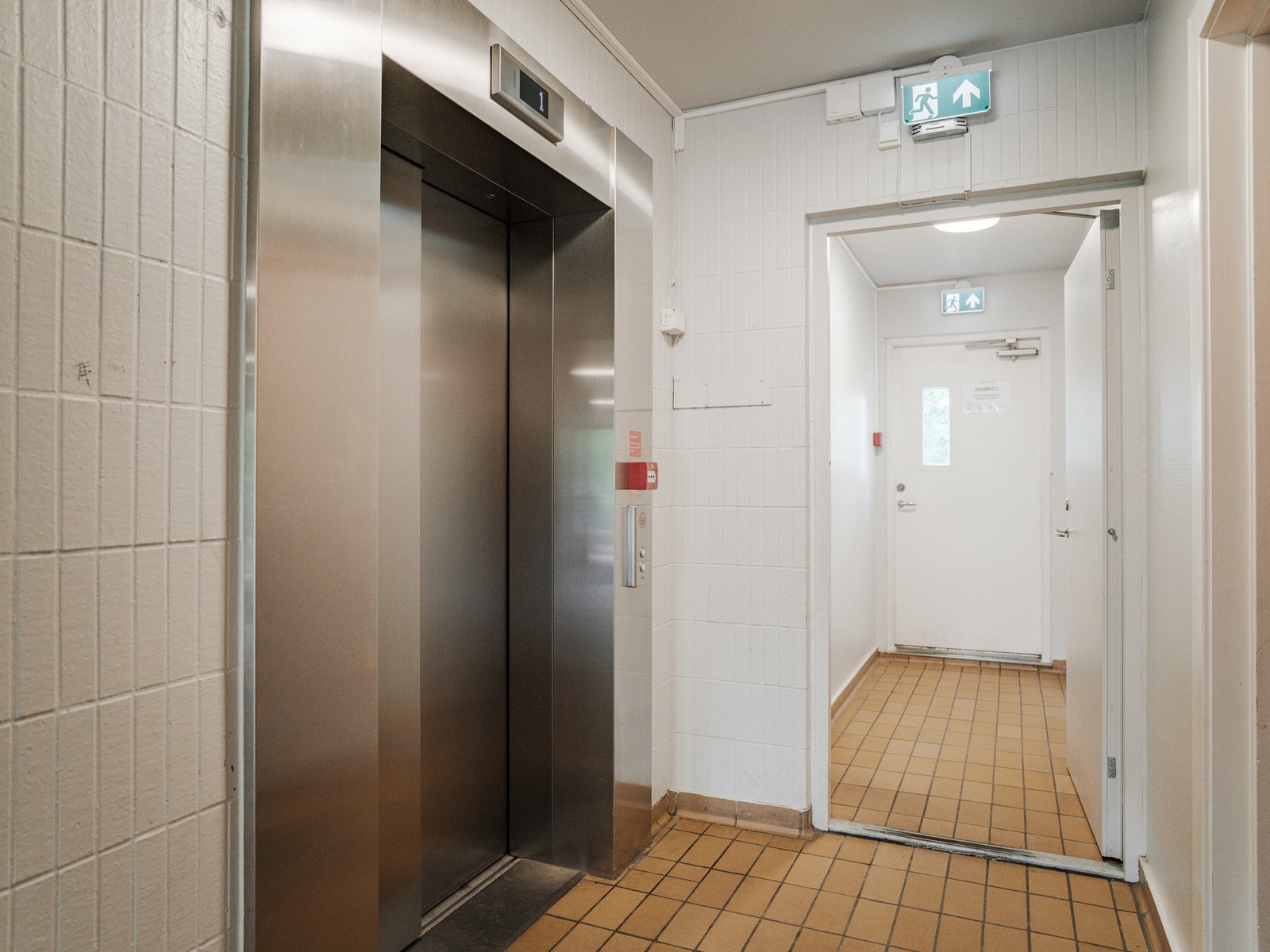 Personheis i bygget Galleribilde