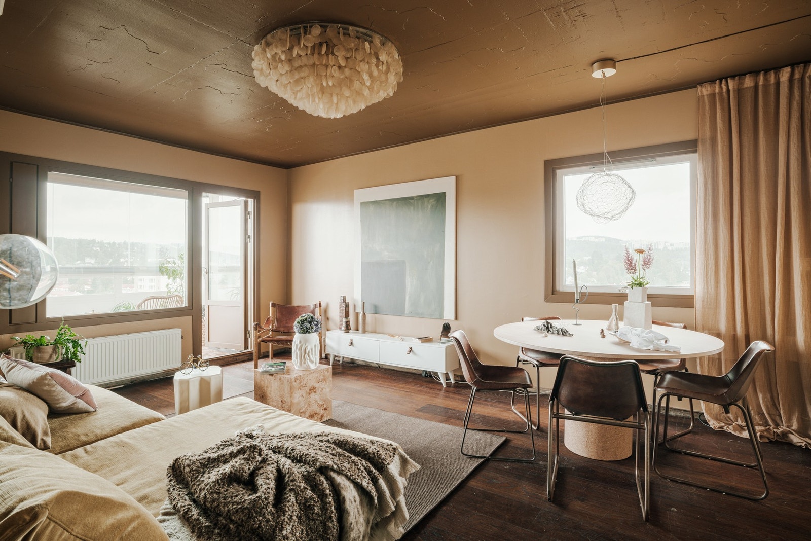 Store vinduer i to himmelretninger sikrer rikelig med naturlig lysinnslipp. Galleribilde