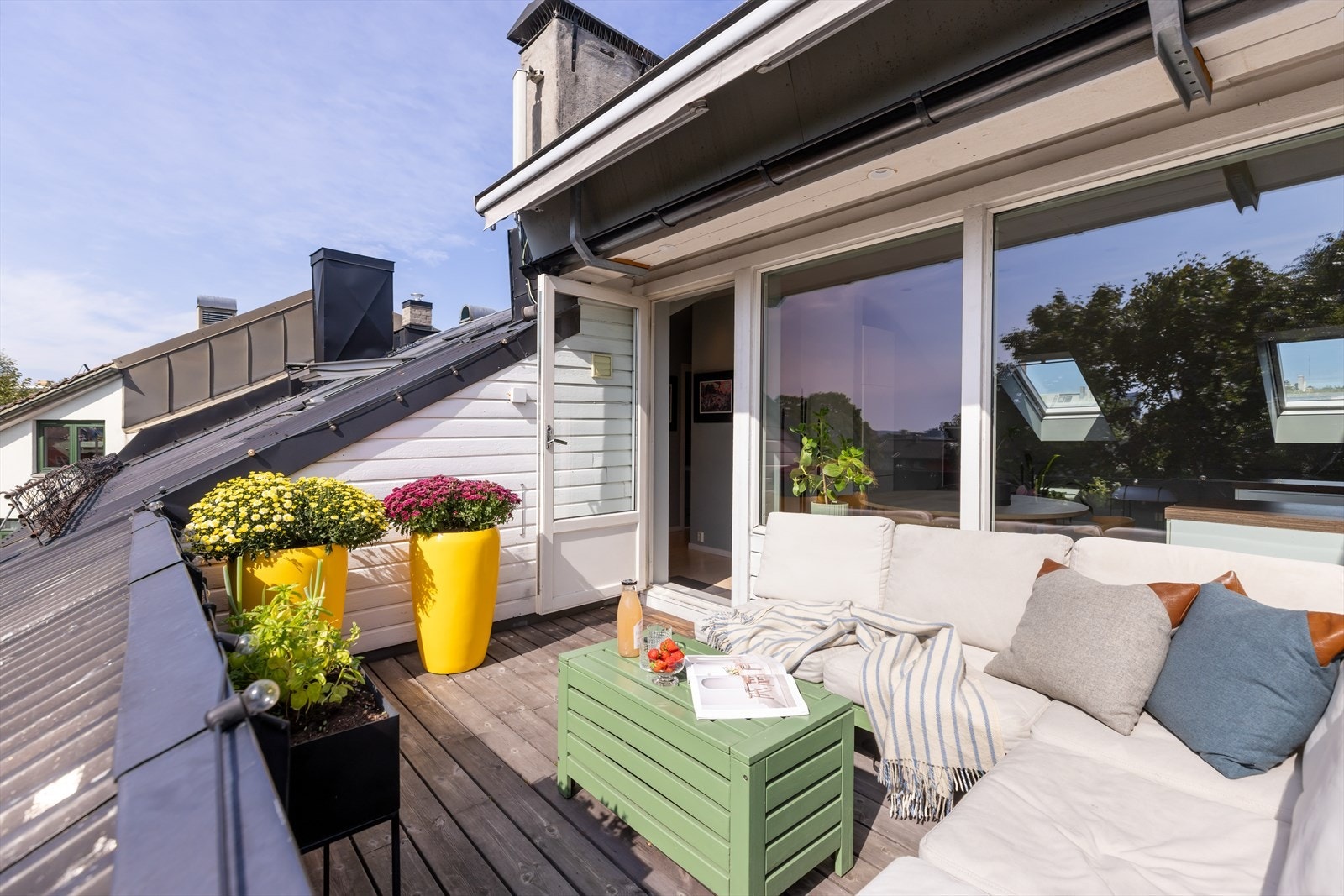 Fra kjøkkenet er det utgang til den fantastiske terrassen på hele 11 m² med gode solforhold og mulighet for møblering etter eget ønske. Galleribilde