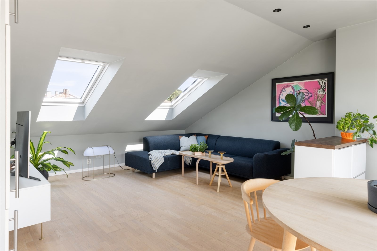 Her kan man innrede i ulike soner uten å sette romfølelsen på spill, og det er god plass til stor sofa med tilhørende møblement i tillegg til spisebord og stoler. Galleribilde