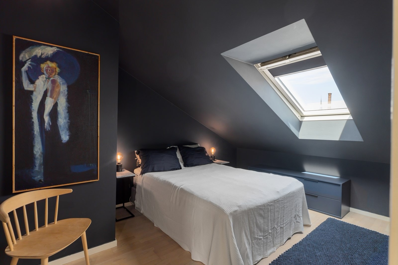 Leiligheten har 2 soverom, begge av god størrelse. Hovedsoverommet har god plass til dobbeltseng, nattbord på begge sider og garderobeløsning etter eget ønske. Galleribilde