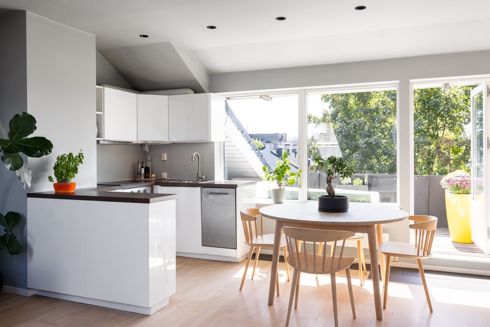 Moderne og tidløs kjøkkeninnredning med høyglans fronter, laminat benkeplate og oppvaskkum i stål. God skap- og benkeplass. Galleribilde