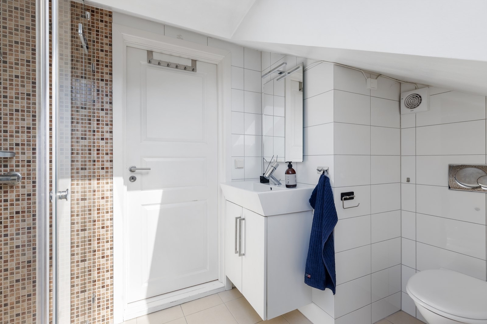 Baderommet består av vegghengt toalett, 60 cm servant med underskap og dusjhjørne med glassvegger. Opplegg for vaskemaskin. Galleribilde