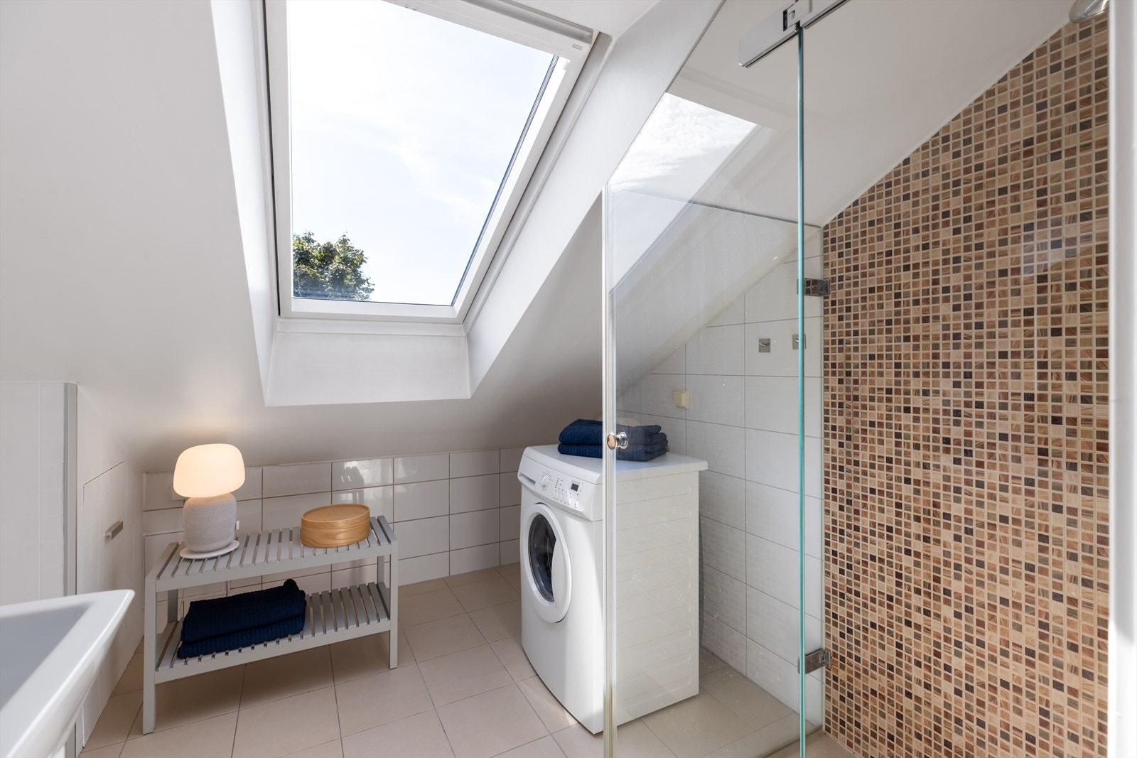 Badet har gode lagringsmuligheter i servantskap samt mulighet for plassbygde løsninger under vinduet. Galleribilde