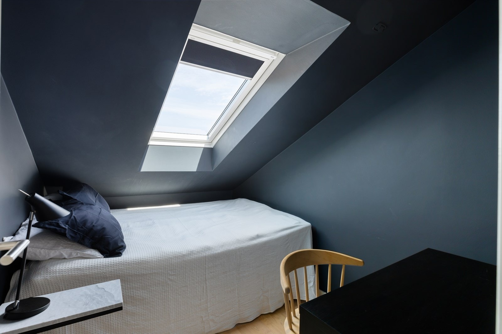 Soverom 2 er også av god størrelse med plass til seng, nattbord og arbeidsstasjon. Rommet passer også ypperlig som barnerom, eller romslig kontor. Galleribilde