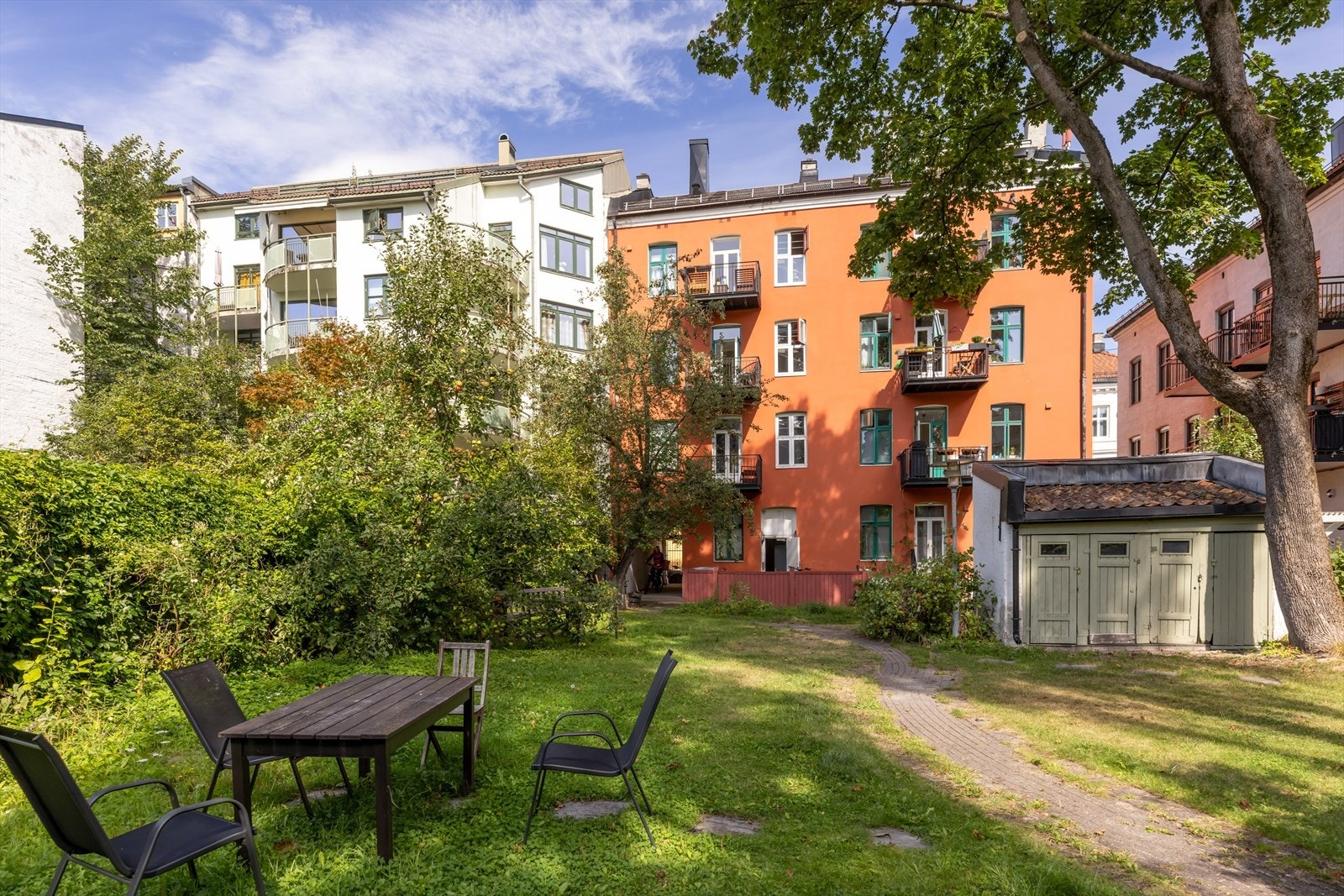 Leiligheten ligger vendt mot et lukket bakgård, hvor du også har en hyggelig bakgård med sittegruppe som kan benyttes. Galleribilde