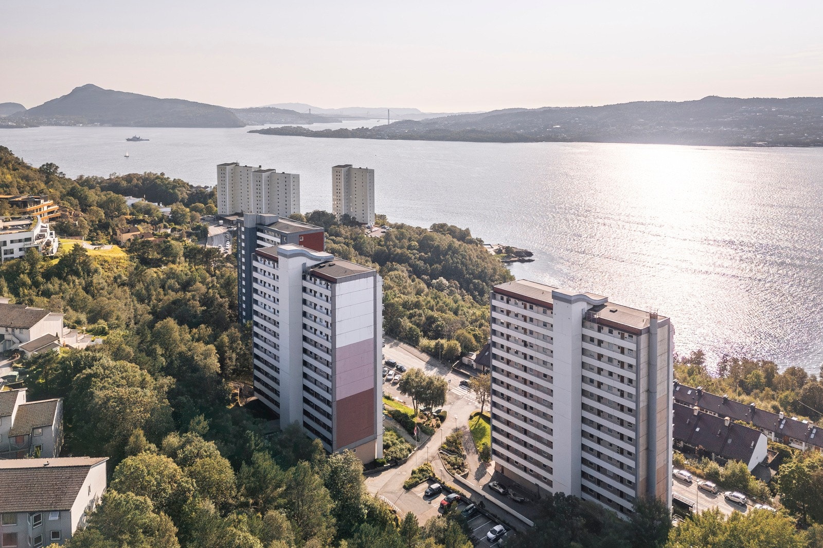 - Her får du i pose og sekk med storslått utsikt i fredelige omgivelser, samtidig som det er kort vei til alt du kan tenke deg - Galleribilde