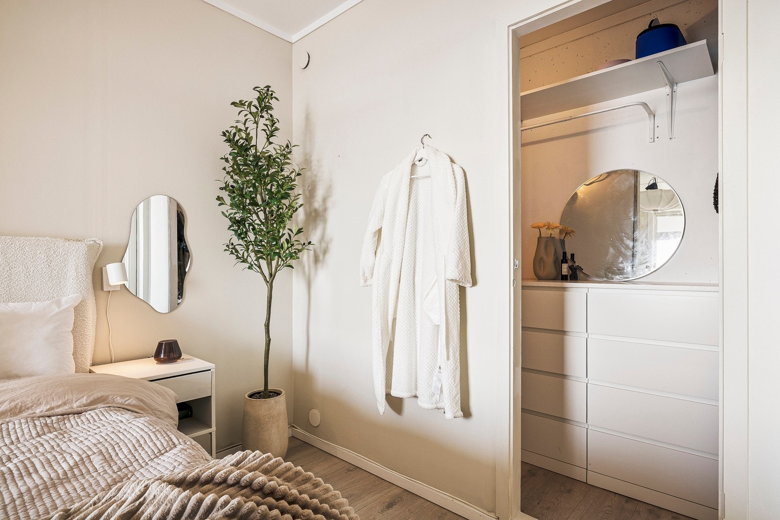 - Soverommet har direkte tilgang til walk-in/bod - Galleribilde