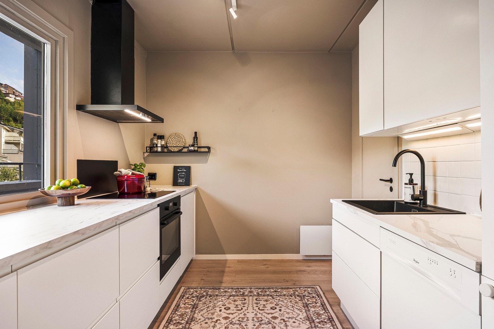 - Kjøkkenet er praktisk utformet med innredning fra Ikea - Galleribilde