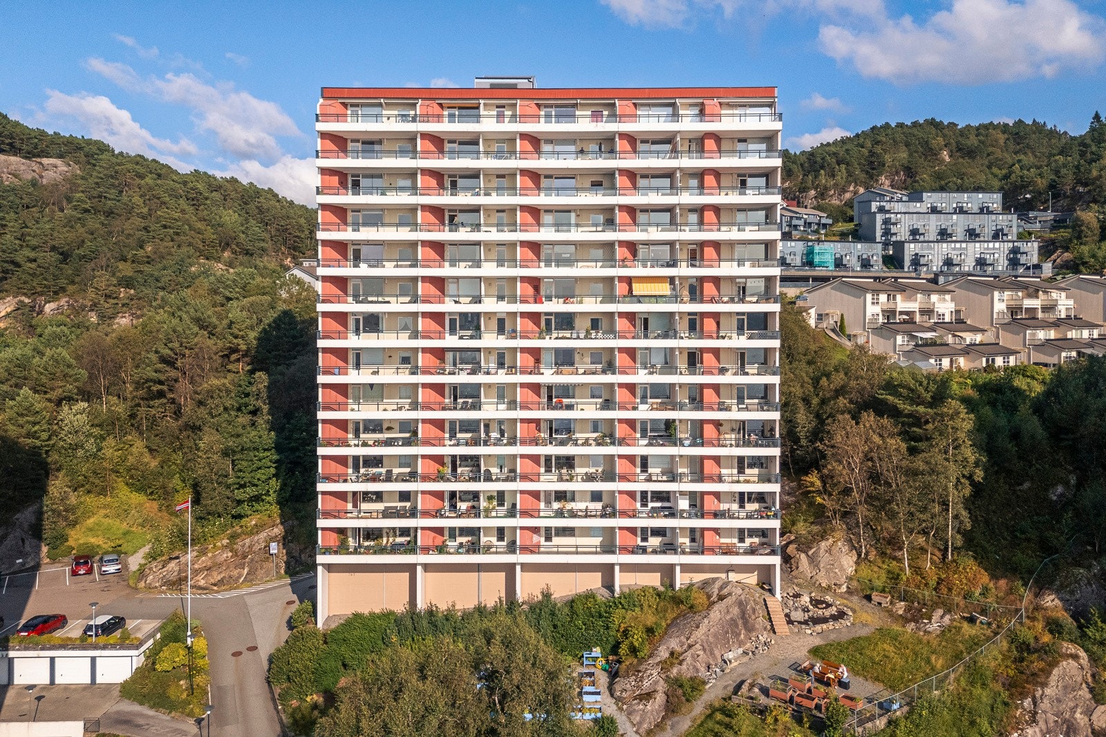 - Leiligheten har meget god beliggenhet midt mellom fjord og fjell på Lønborg i Ytre Sandviken - Galleribilde