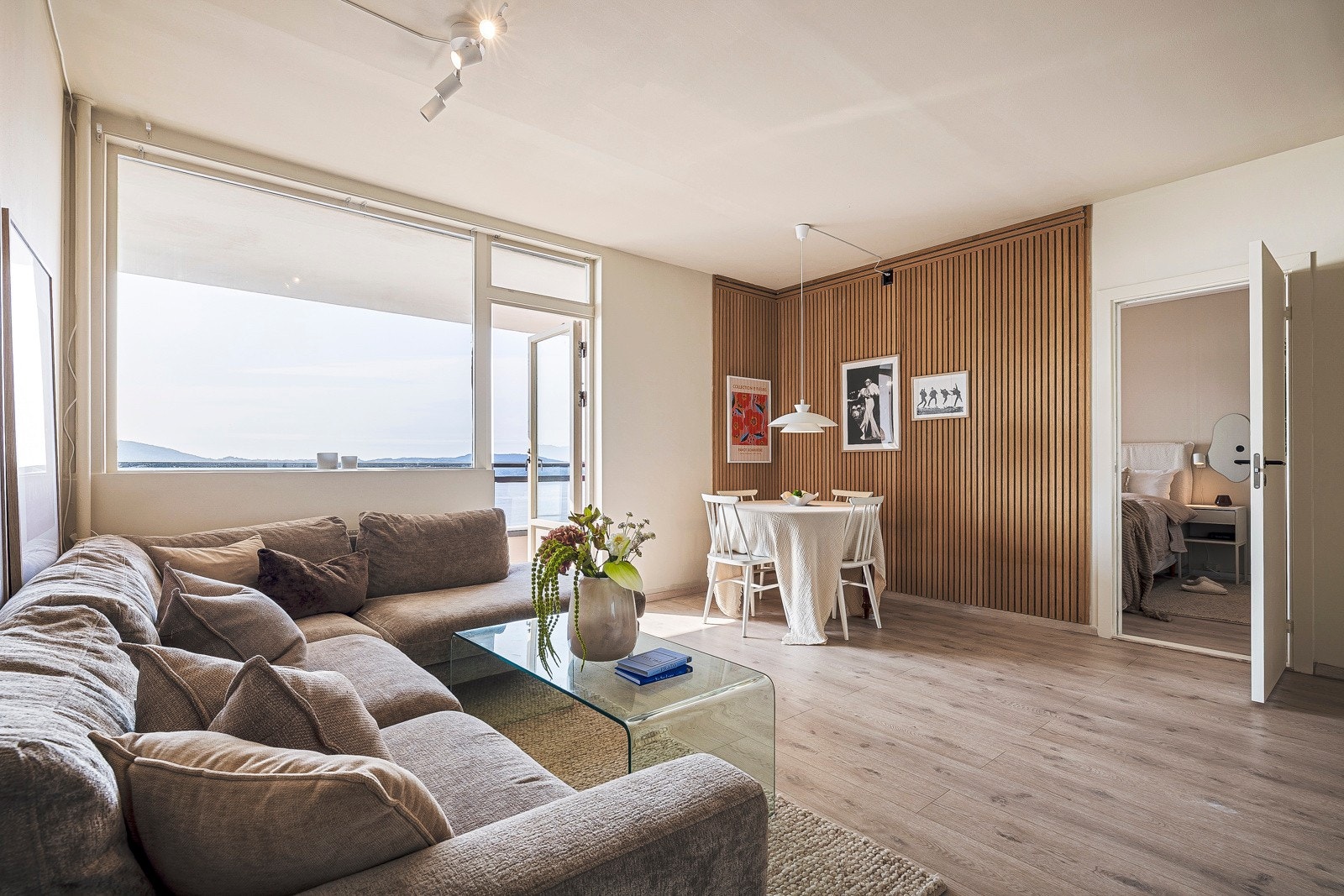 - Stuen har store vindusflater som gir godt lysinnslipp og rom for både sofakrok og spisebord - Galleribilde