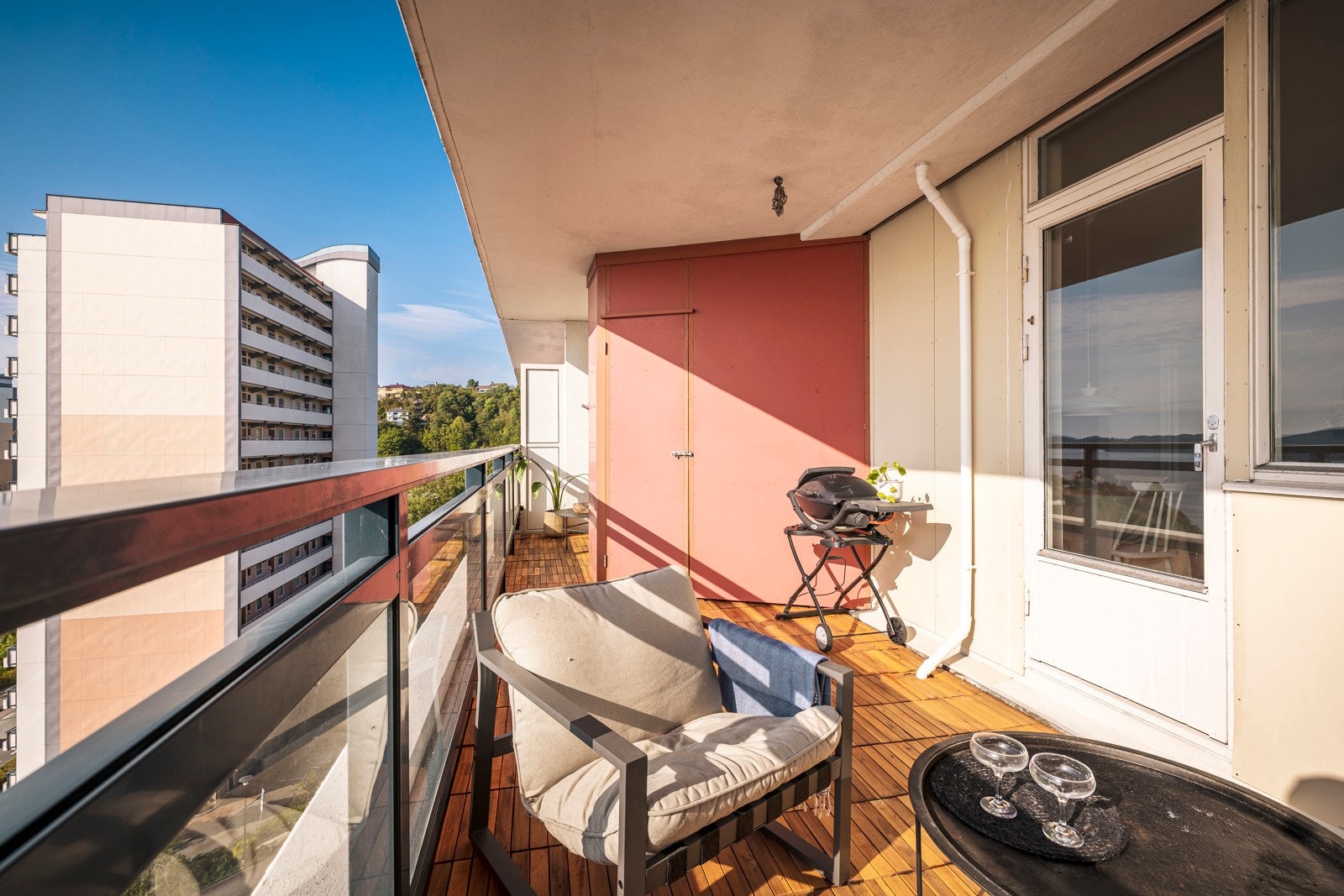 - Fin plass til sittegruppe og grill - Galleribilde