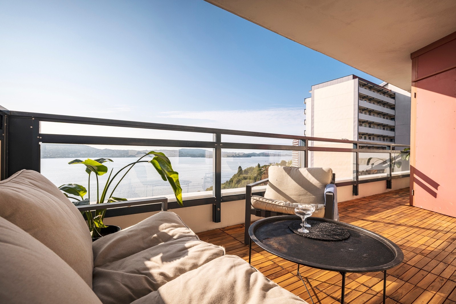 - Balkongen er på hele 16 kvm - Galleribilde